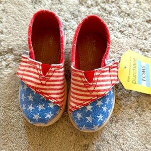 New Tom’s kids shoes red canvas Stars and Stripes. Size 6.